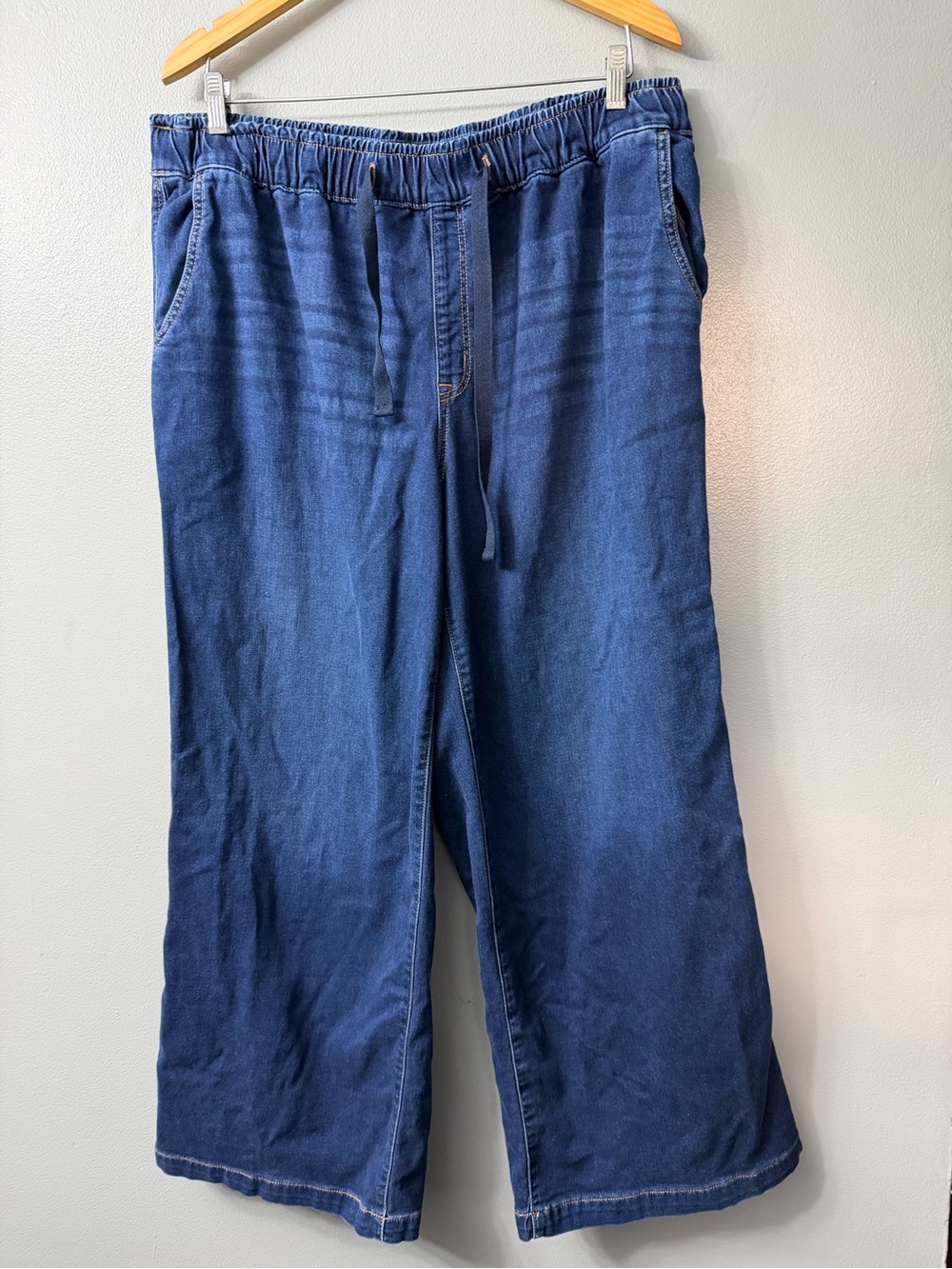Lane Bryant pull on high rise wide leg jeans 18